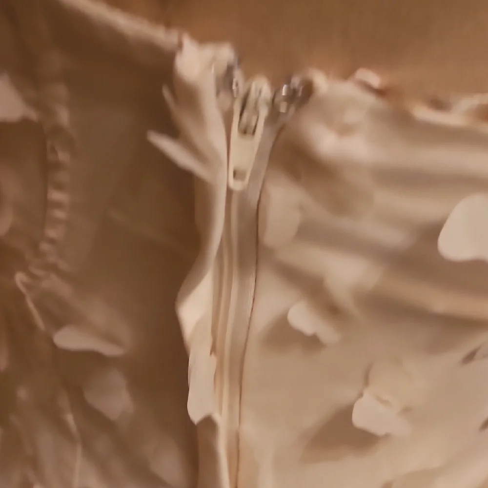 Elegant Ivory Maxi Dress with Textured Appliqué - Picture 8 of 9